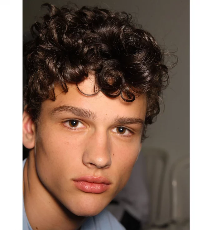 Sexy hairstyle for men: the curls of Simon Nessman